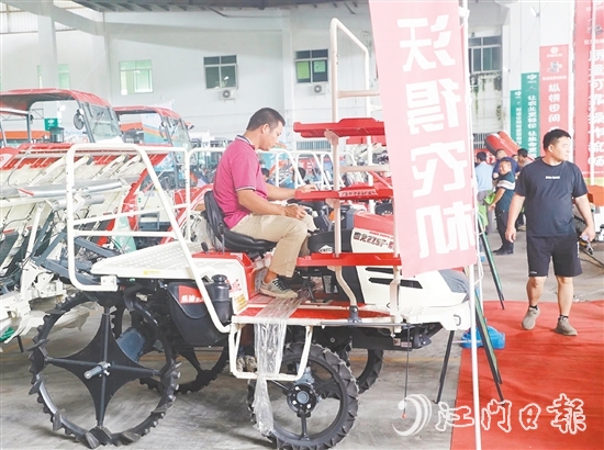 農(nóng)業(yè)合作社代表和種糧大戶“一站式”了解各類農(nóng)機和相關優(yōu)惠政策，并親身操作農(nóng)機，直觀感受農(nóng)機性能。