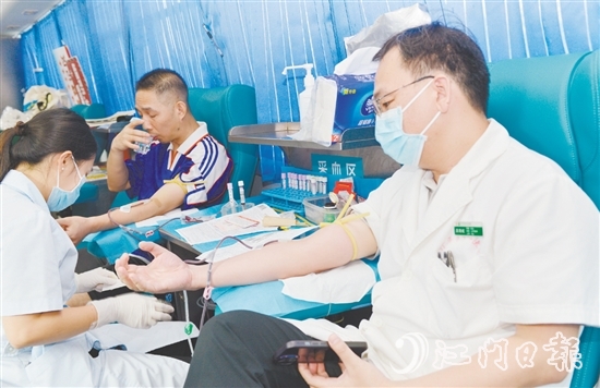 市民參與無償獻(xiàn)血，以汩汩熱血傳遞人間溫情。