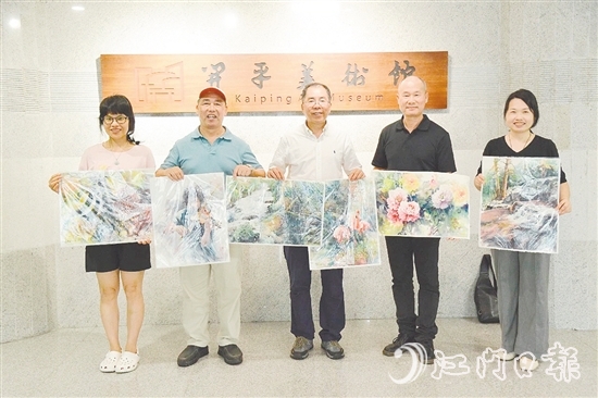 甄練權(quán)（中）將水彩作品無償贈予開平市美術(shù)館。