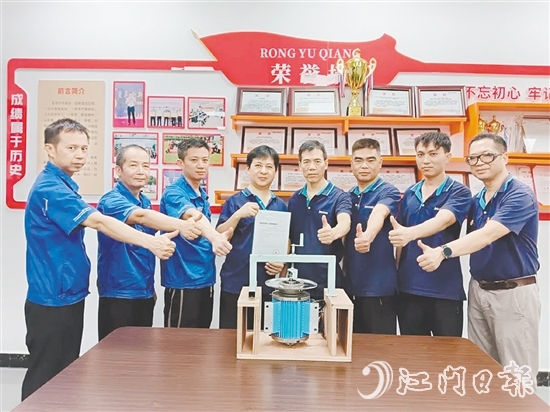 獲得國(guó)家實(shí)用新型專利的一種加捻機(jī)使用電機(jī)的拆卸裝置，由銀都拉瑪?shù)囊痪€員工和技術(shù)骨干等共同完成。