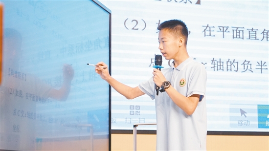 學(xué)生走上講臺，講解題目。