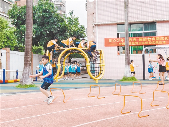 學(xué)生們?cè)趯?shí)踐中感受國(guó)防教育的魅力。