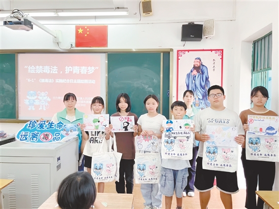 赤坎鎮(zhèn)平安法治辦聯(lián)合明德社工走進赤坎鎮(zhèn)五龍學校，開展“6.1”《中華人民共和國禁毒法》實施紀念日主題繪畫活動。