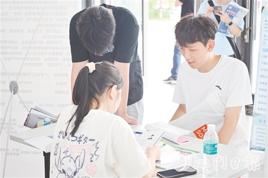 招聘現(xiàn)場，不少學(xué)生向新會(huì)企業(yè)了解崗位信息。