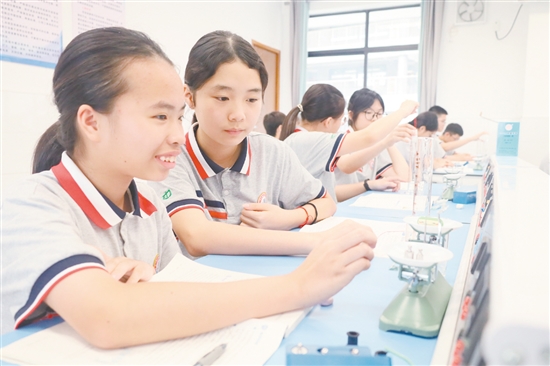 學(xué)生在實(shí)驗(yàn)室進(jìn)行物理實(shí)驗(yàn)。