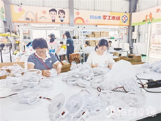 鶴山市“零工市場(chǎng)”以手工作坊為平臺(tái)，對(duì)接不同類型的制造業(yè)企業(yè)，引入多個(gè)種類的手工產(chǎn)品項(xiàng)目。