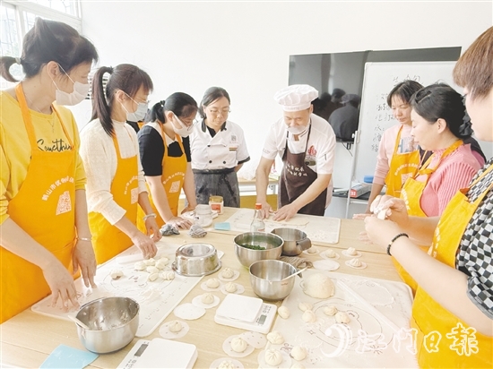 興業(yè)社區(qū)“就業(yè)驛站”選取廣式點(diǎn)心烹飪等熱門就業(yè)技能作為培訓(xùn)課程內(nèi)容，助力群眾提升就業(yè)競(jìng)爭(zhēng)力。