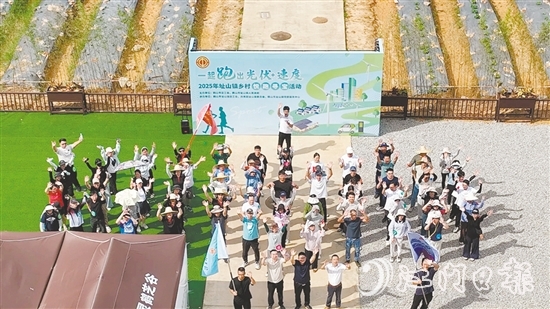 職工們?cè)诖蚩c(diǎn)拍照留念。