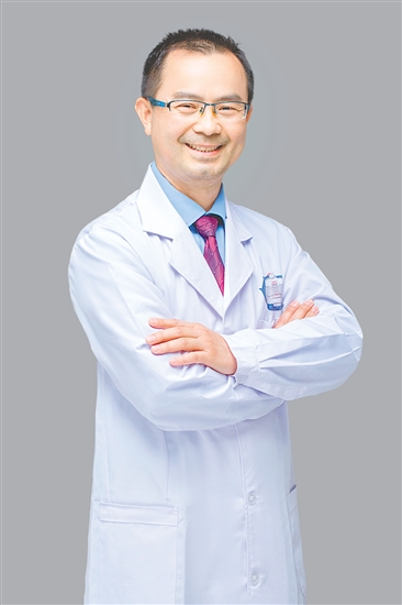 人物檔案：李國泉，皮膚科主任，主任醫(yī)師，從業(yè)31年，黨齡30年。