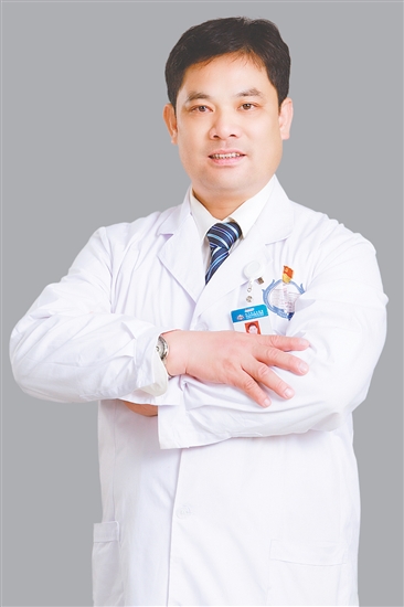 人物檔案：徐裕海，康復(fù)醫(yī)學(xué)科專科主任，理療副主任技師，從業(yè)31年，黨齡27年。