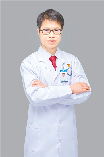 人物檔案：潘月帆，骨科（二區(qū)）主任，從業(yè)20年，黨齡21年。