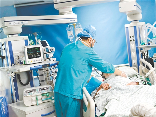 醫(yī)護(hù)人員對(duì)患者進(jìn)行檢查。