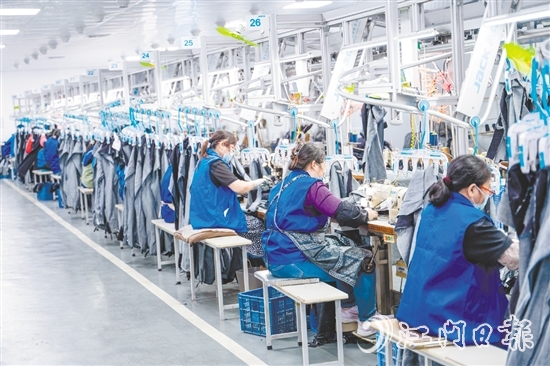 為應(yīng)對(duì)市場(chǎng)環(huán)境變化，紅日制衣在技術(shù)研發(fā)、管理模式、人員結(jié)構(gòu)等方面持續(xù)加大投入，以此推動(dòng)企業(yè)實(shí)現(xiàn)轉(zhuǎn)型。