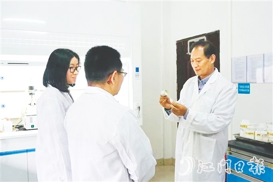 在羅吉爾（右）的帶領下，齊裕科技攻克油性膠替代難題。