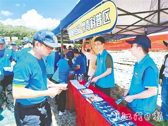 活動(dòng)沿途設(shè)有禁毒科普區(qū)。