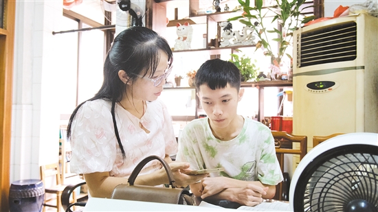 老師輔導盧梓俊填報志愿。