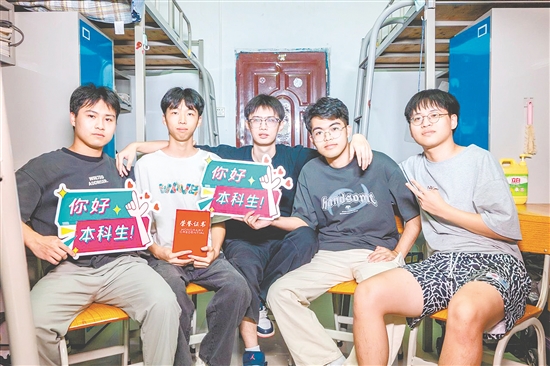 5人在宿舍合影（受訪當(dāng)日其中一人不在學(xué)校）。