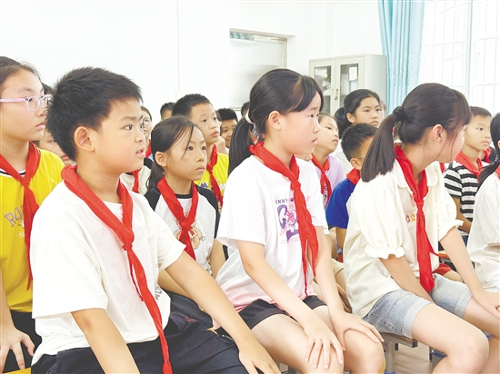 臺下學(xué)生一邊認真觀察舞臺上的同伴，一邊在腦海中快速組織語言，記錄他們看到的每一個神態(tài)與細節(jié)。