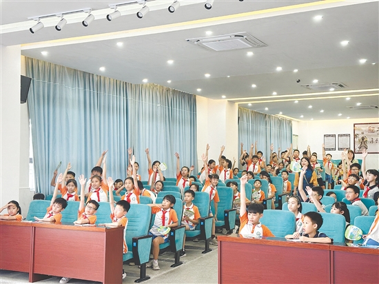 祥龍學(xué)校的學(xué)生們?cè)谥v座中積極參與互動(dòng)，每當(dāng)?shù)搅颂釂?wèn)環(huán)節(jié)，紛紛舉手搶答。