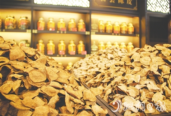 陳皮的價值不僅體現(xiàn)在年份，更體現(xiàn)在反哺鄉(xiāng)土的溫度上。