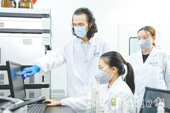 新寶堂將新會柑肉“變廢為寶”，利用生物發(fā)酵技術轉(zhuǎn)化為陳皮酵素。