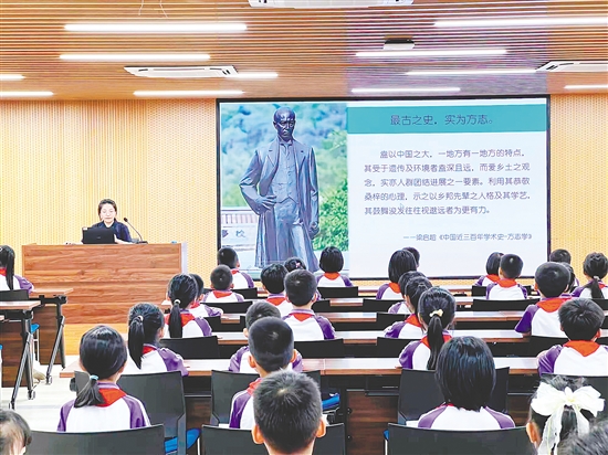 新會區(qū)地方志辦的工作人員化身“故事大王”，生動講述梁啟超的傳奇人生。