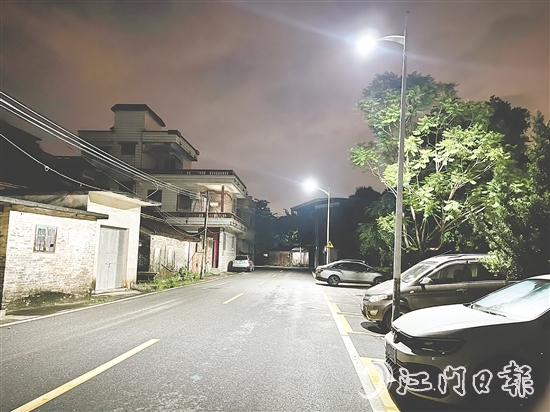 如今的河山村進(jìn)村路兩旁路燈明亮，村民夜間出行更安心。