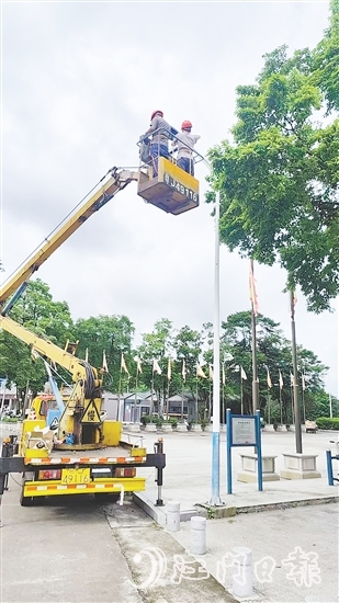 施工人員對(duì)道路兩旁路燈進(jìn)行維修、更換。