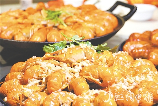 藍龍蝦肉質(zhì)豐腴鮮甜，烹飪方式多種多樣。