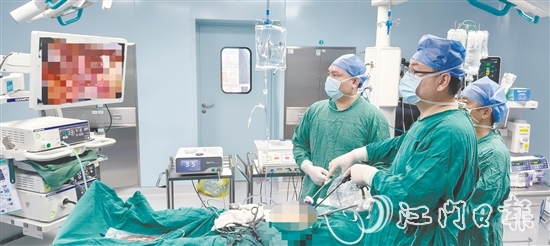 孫明在為患者進行手術(shù)。