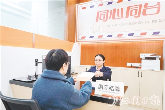 譚嘉琪經(jīng)常向群眾普及金融知識(shí)。