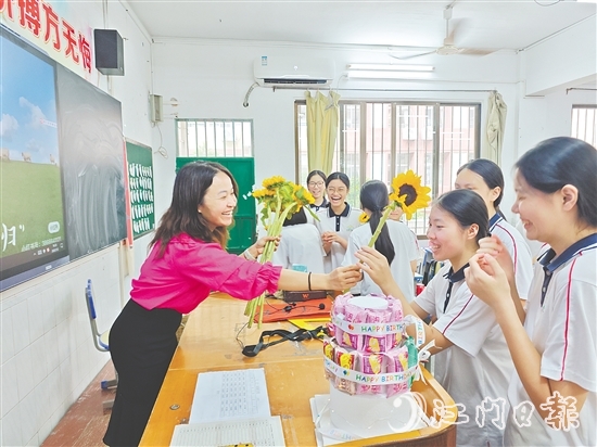 教師為同學(xué)們準(zhǔn)備了寓意“一舉奪魁”的向日葵。