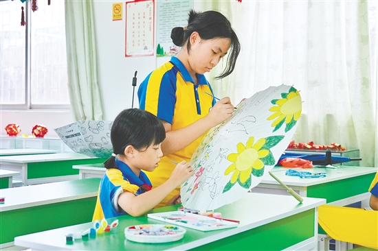 桃源鎮(zhèn)桃源小學(xué)推進(jìn)“勞動(dòng)+美術(shù)”跨學(xué)科融合，開設(shè)繪傘特色勞動(dòng)課程，讓學(xué)生在實(shí)踐中了解美、認(rèn)識(shí)美和創(chuàng)造美。