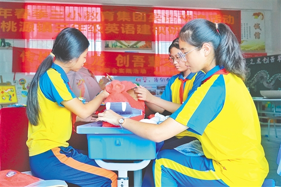 桃源鎮(zhèn)桃源小學(xué)學(xué)生利用黏土、紙板等多種材料，動(dòng)手制作各類非遺“龍”主題手工藝品。