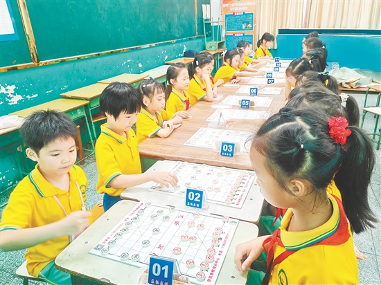 小棋手們神情專注，在棋盤上排兵布陣。