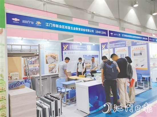 校盈五金研發(fā)的可升降課桌椅受到市場(chǎng)歡迎。