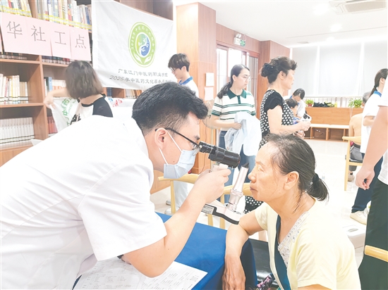 醫(yī)護(hù)人員為社區(qū)居民進(jìn)行視力檢查。