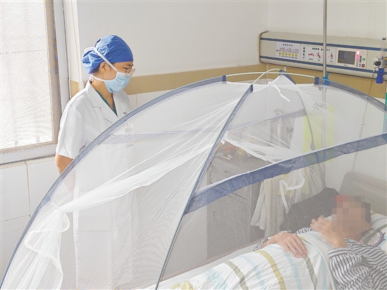 醫(yī)生詢(xún)問(wèn)登革熱患者身體情況。