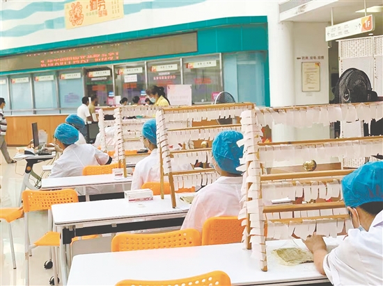 三伏貼受到市民青睞。