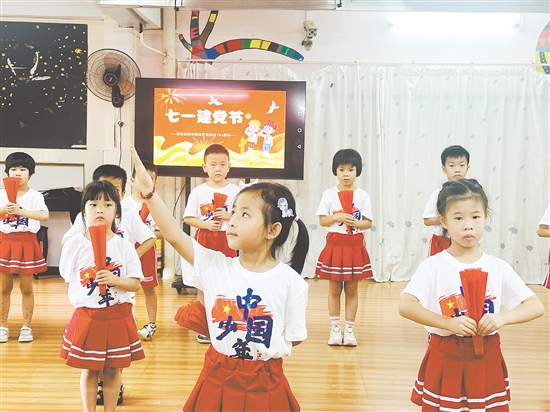 恩平市江洲幼兒園的孩子們唱出對祖國的深情祝福。