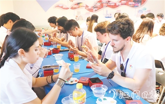 交流團(tuán)體驗(yàn)“鎮(zhèn)濠泥雞制作技藝”。