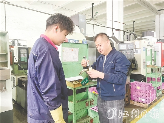 華藝衛(wèi)浴通過建立勞模創(chuàng)新工作室，將勞模精神轉(zhuǎn)化為具體的人才培養(yǎng)機(jī)制。