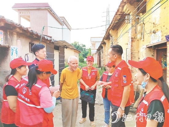 人大代表和紅豐村“愛心服務隊”進村入戶傾聽民生訴求。