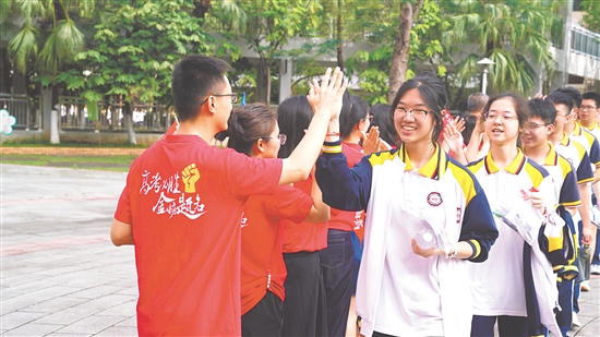 考生們意氣風(fēng)發(fā)地前往考場(chǎng)。