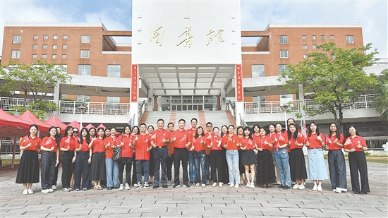 江門一中的高三教師團(tuán)隊(duì)十分團(tuán)結(jié)。