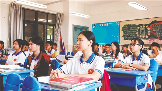 學生在課堂上認真聽課。