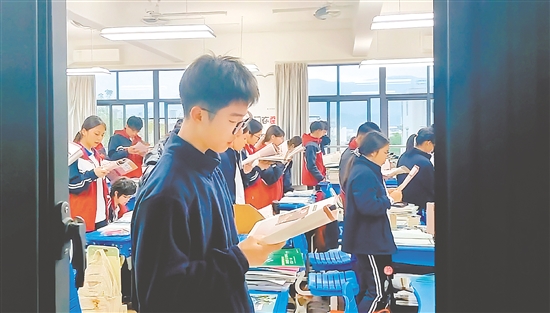 學生們在早讀。