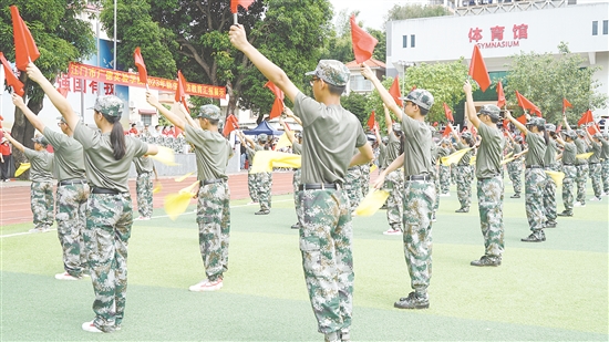 國防班學生進行訓練。