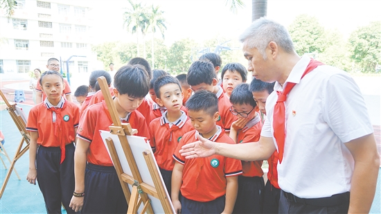 師生們閱讀“邑地烽火——紀(jì)念抗戰(zhàn)勝利70周年特別報道”系列文章。