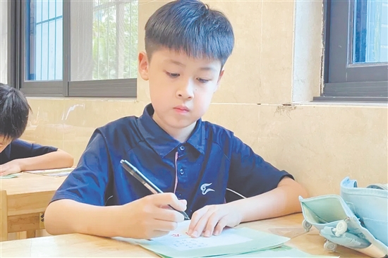 學生參加規(guī)范漢字書寫活動。